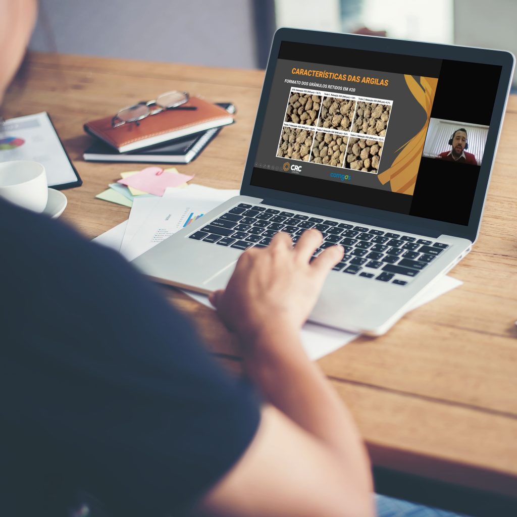 Pessoa em frente ao notebook, assistindo o 2° Seminário técnico da Indústria de Revestimento.