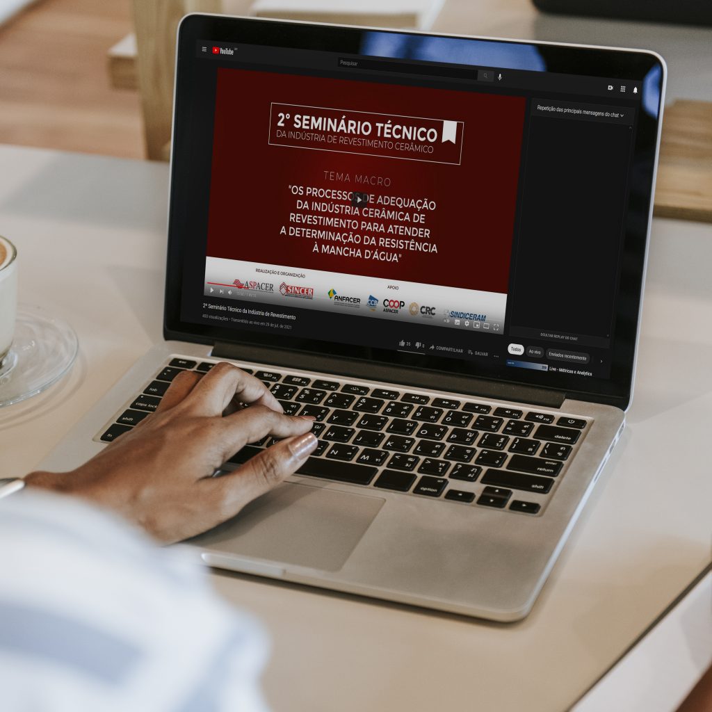 Pessoa em frente ao notebook, assistindo o 2° Seminário técnico da Indústria de Revestimento.